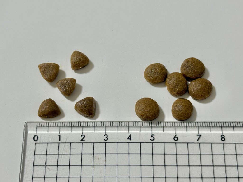 実際にパピー用のフードと成犬用のフードのサイズを比べてみました